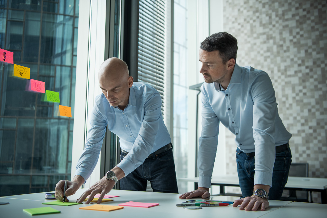 Strategie-Workshop: Jens-Peter Reincke und Kollege erarbeiten gemeinsam mit Klebezetteln den Vertriebsprozess eines Kunden.